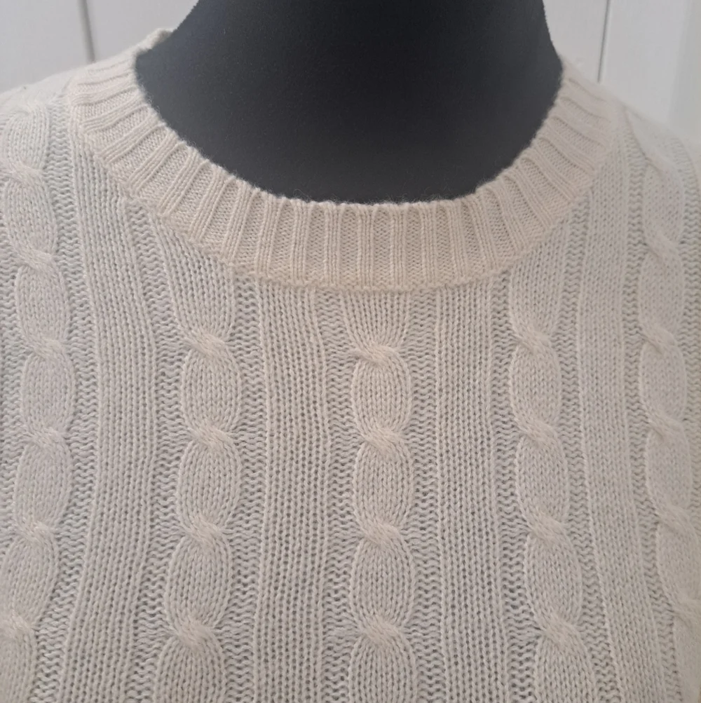 100% Cashmere Cable Knit Sweater Size L 12 -14
